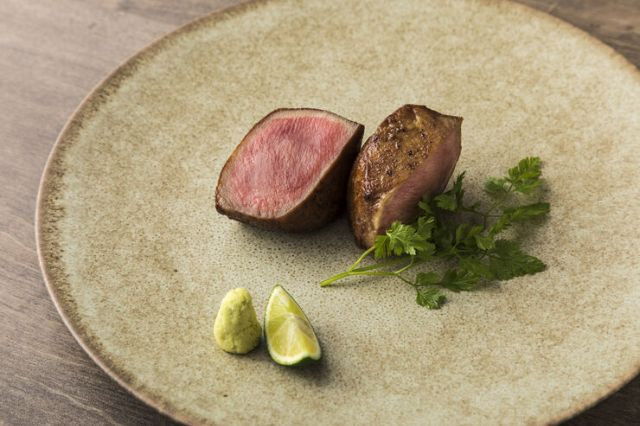 Experience the pinnacle of the "Ushigoro" brand and witness the mastery of the grill masters as they showcase their skills in front of you.