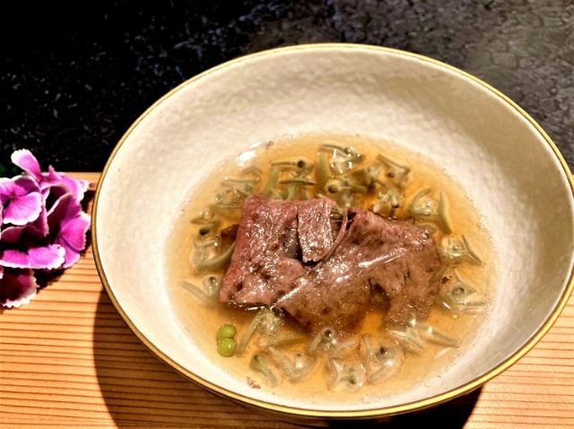 使用從全國各地特選的黑毛和牛以及最優質的食材,以套餐為基礎的日本料理。