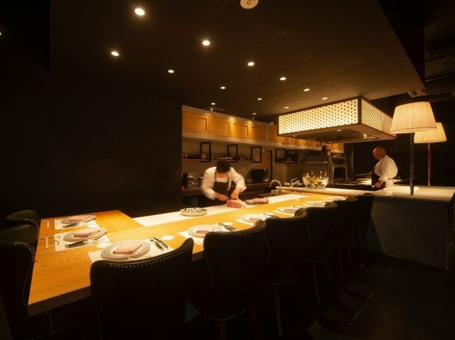 您可以在廚師前面的特殊座位上享用西班牙製造的鍋中的木炭燒烤等壯觀的菜餚。 可以360度全方位享受黑毛和牛魅力的肉類餐廳。