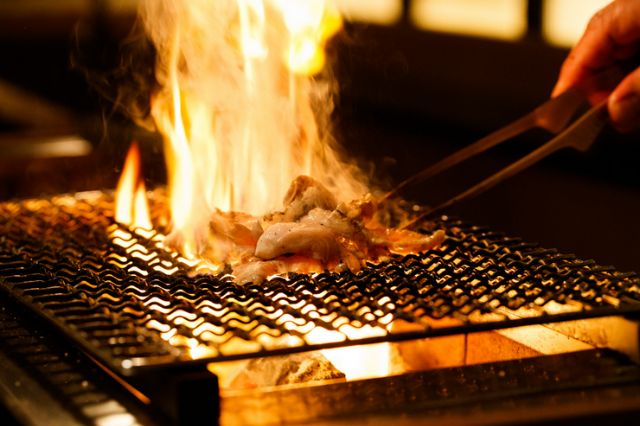 享受購買整頭最上和牛的奢華以及增強肉味的細膩風味。 廚師用木炭仔細烤肉的烤肉店。