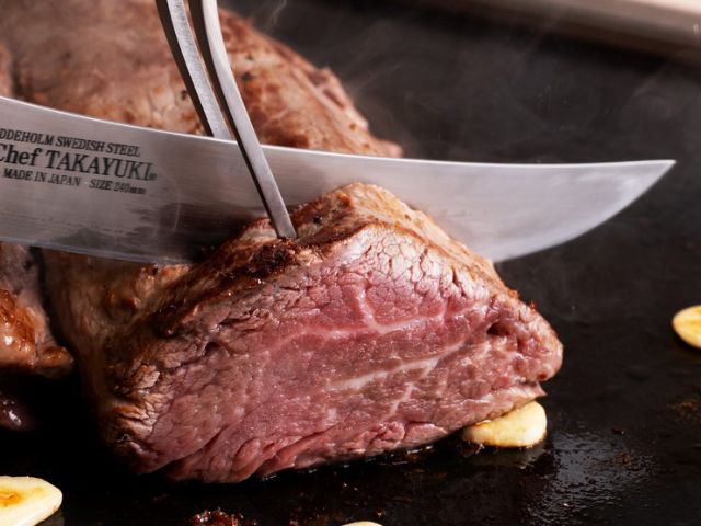 大口享受眼前的熟成塊肉豪快的烤製過程。