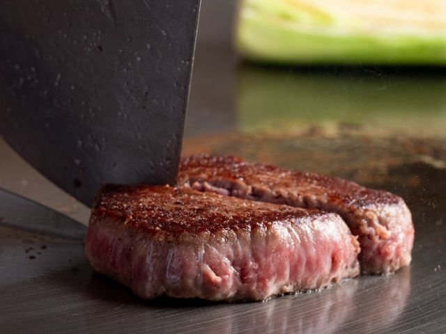 您可以品味頂級的日本黑毛和牛和高級海鮮，享受特別的奢華鐵板燒。