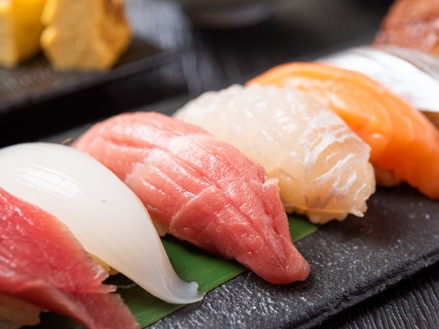 一位吸引國內外美食愛好者的大廚,為您獻上一道豐富多彩的時令日本料理。