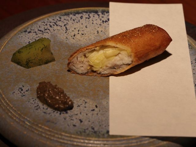 A French cuisine filled with a sense of the season, dazzling with creative ideas in traditional techniques.