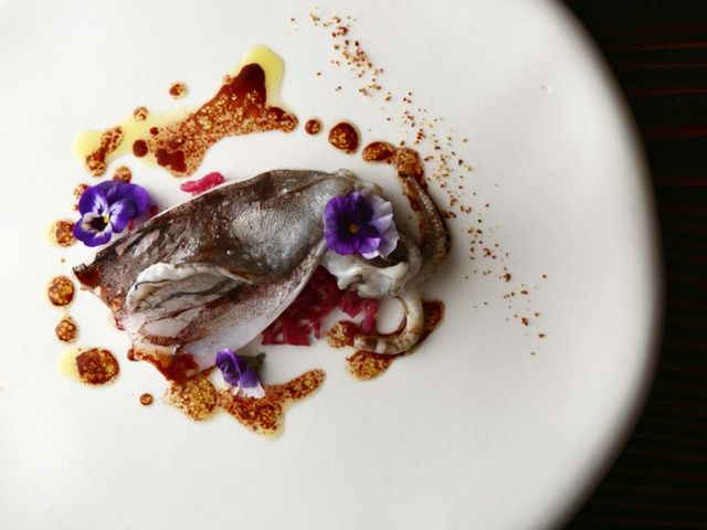 在一家有100年歷史的倉庫中品味富山的美食和清酒。