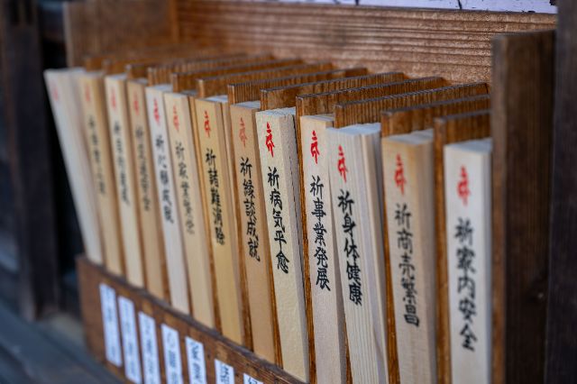 Enjoy a special experience at shrines and temples which have been registered as World Heritage Sites and National Treasures