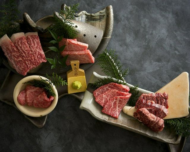 單獨包廂內品嚐由肉類專家挑選的高品質日本黑毛和牛.