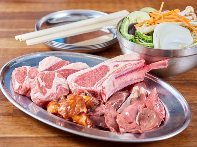在南島・沖縄品味生羊肉的成吉思汗.