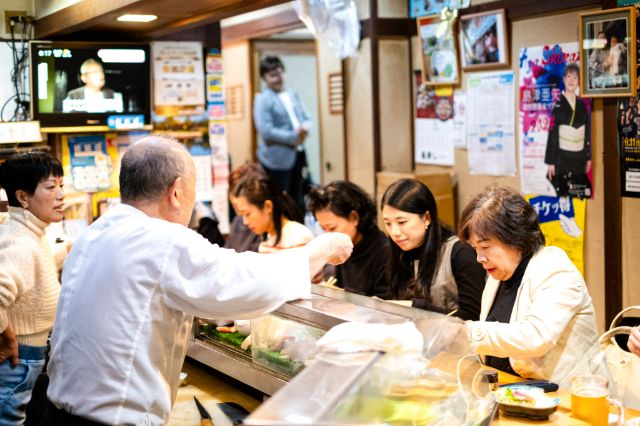 晚餐在傳統的壽司餐廳享用一系列精致可口的菜色。
