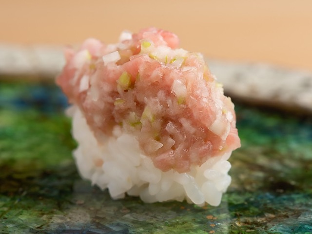 在吧檯座位享用精萃!成熟的成年人都應該知道的5家頂級壽司店|大阪