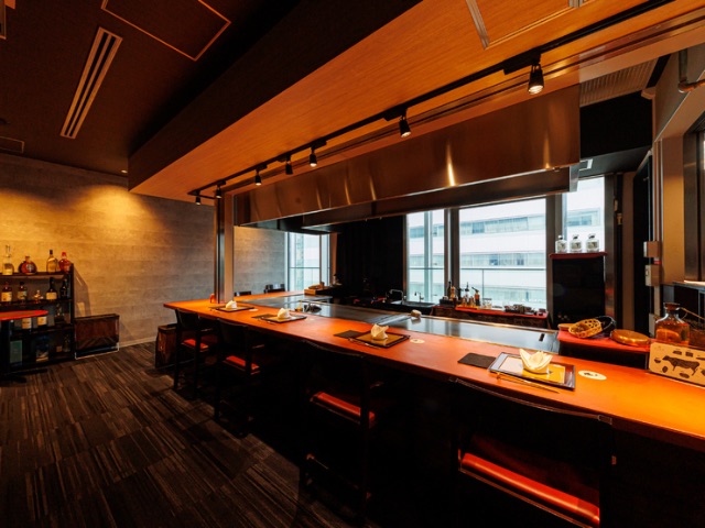五家備受歡迎的鐵板燒和牛排餐廳均設有吧台座位，您可以盡情品嚐名牌牛肉｜大阪