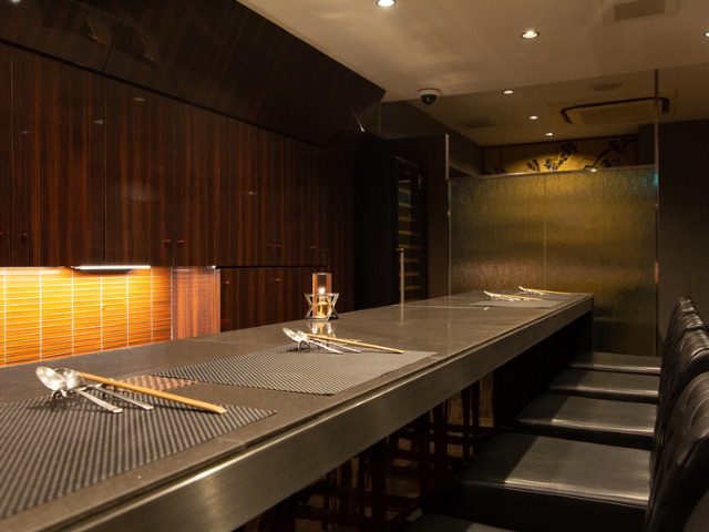 五家備受歡迎的鐵板燒和牛排餐廳均設有吧台座位，您可以盡情品嚐名牌牛肉｜大阪