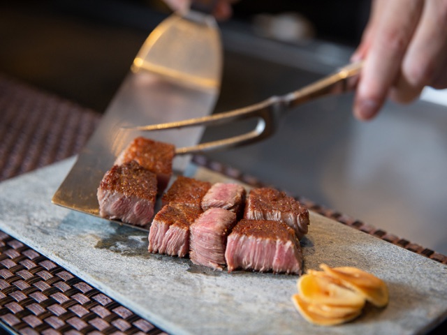 五家備受歡迎的鐵板燒和牛排餐廳均設有吧台座位，您可以盡情品嚐名牌牛肉｜大阪