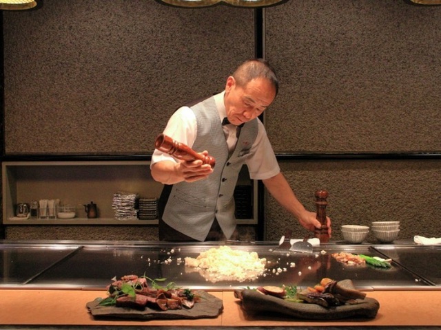 五家備受歡迎的鐵板燒和牛排餐廳均設有吧台座位，您可以盡情品嚐名牌牛肉｜大阪