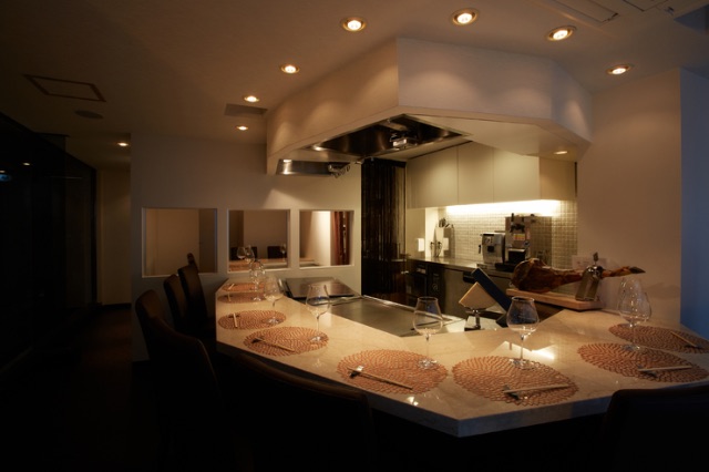 五家備受歡迎的鐵板燒和牛排餐廳均設有吧台座位，您可以盡情品嚐名牌牛肉｜大阪