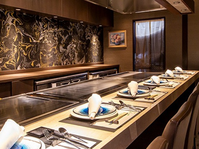五家備受歡迎的鐵板燒和牛排餐廳均設有吧台座位，您可以盡情品嚐名牌牛肉｜大阪