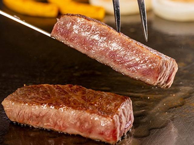 五家備受歡迎的鐵板燒和牛排餐廳均設有吧台座位，您可以盡情品嚐名牌牛肉｜大阪