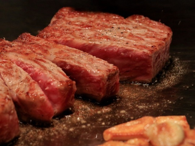 5 popular iron-griddle and steakhouse restaurants with counter seats, that let guests enjoy brand beef with all 5 senses / Osaka