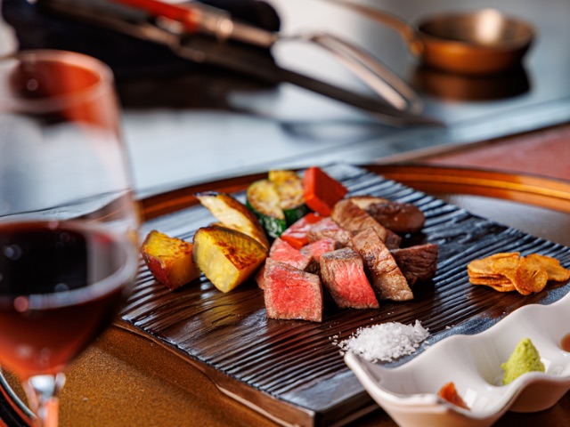 5 popular iron-griddle and steakhouse restaurants with counter seats, that let guests enjoy brand beef with all 5 senses / Osaka