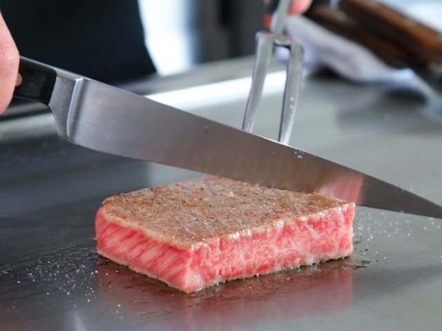 5 popular iron-griddle and steakhouse restaurants with counter seats, that let guests enjoy brand beef with all 5 senses / Osaka