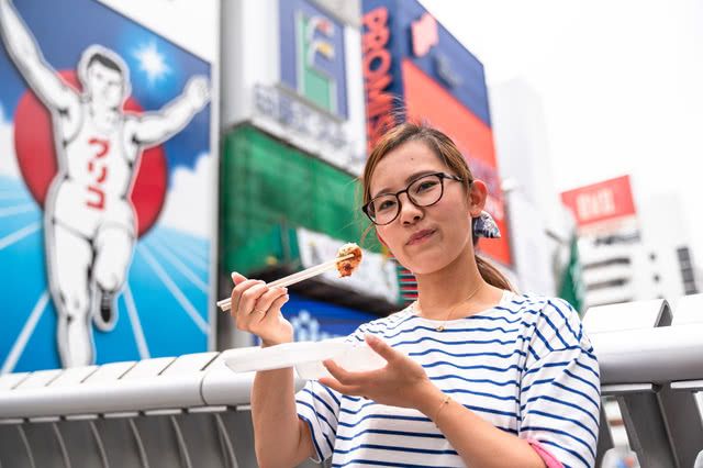 오사카의 유명한 장소, 도톤보리에서 음식을 즐기고 경치를 즐겨보세요!