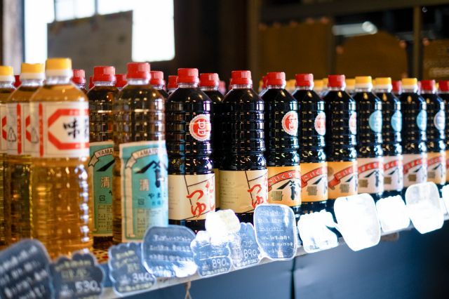 體驗本川藤由商店-古老的醬油店。親手製作醬油。