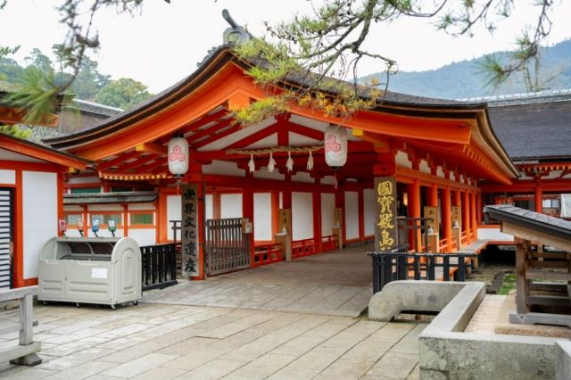 Enjoy a specialexperience at shrines and temples which have been registered as World HeritageSites and National Treasures