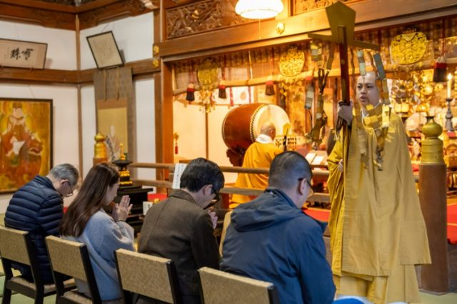 Enjoy a specialexperience at shrines and temples which have been registered as World HeritageSites and National Treasures