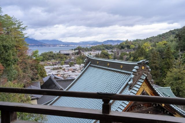 Enjoy a specialexperience at shrines and temples which have been registered as World HeritageSites and National Treasures