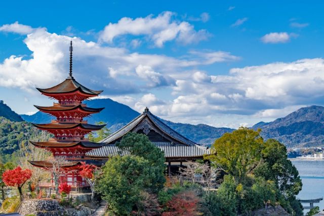 Enjoy a special
experience at shrines and temples which have been registered as World Heritage
Sites and National Treasures -  Miyajima, Hiroshima