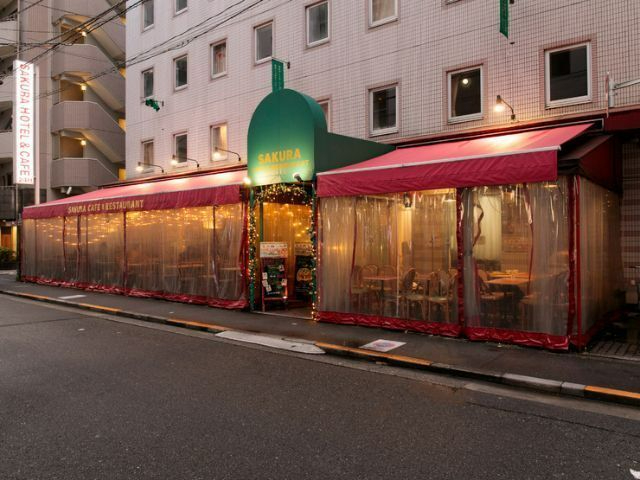 유럽풍의 세련된 카페 테라스에서 세계의 지역 요리와 맥주를 즐겨보세요.