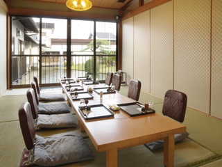 在讓人安心的私人包廂中，隨時隨地享用飛騨牛美味 