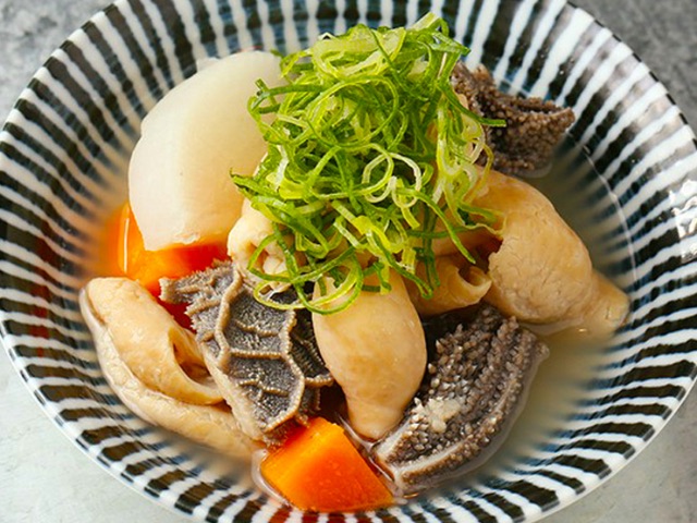 在復古氛圍的昭和風空間中,享受各式居酒屋特色餐品