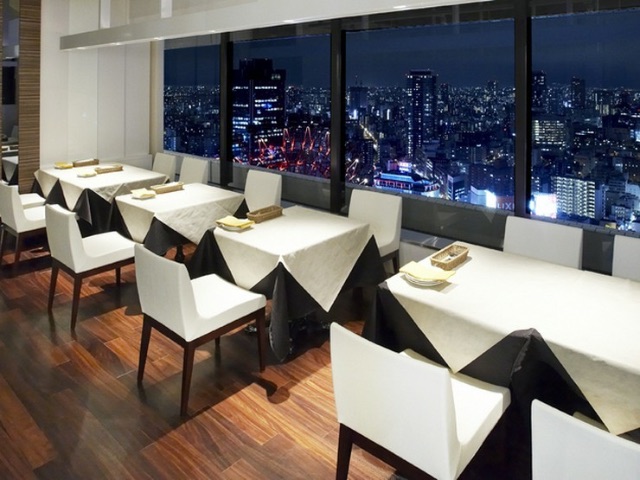 Enjoy the night view from the 31st floor and carefully selected, quality oysters