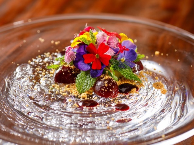 使用香草、香料與時令水果，創作獨特的法式料理