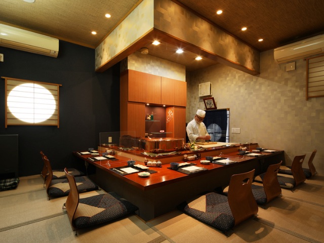 在傳統京都風格的餐廳中，享用清淡爽口的京都風味天婦羅