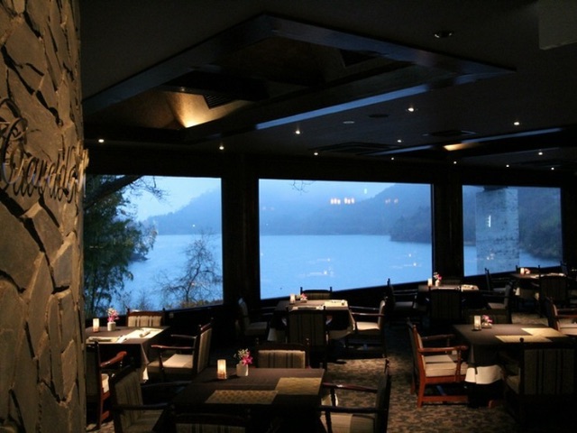 觀賞壯麗的全景，品嘗風味濃郁的日本黑毛和牛牛排