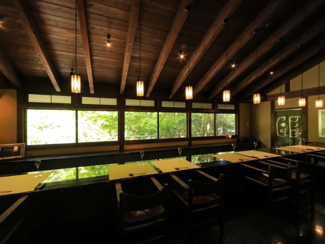 一家可以欣賞四季美景，度過一段優雅的片刻時光的隱密餐廳