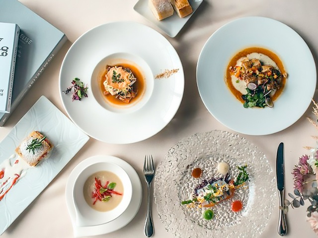 Enjoy a set lunch of ingredients from Kurashiki in a stylish setting surrounded by greenery