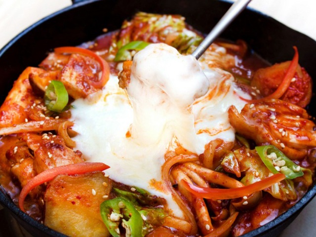 午餐與晚餐時段均可品嘗到豐富多樣的韓國美食