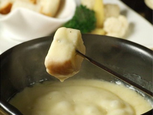 以特製起司火鍋挑動您的味蕾，營業到淩晨5點的一家酒館餐廳 