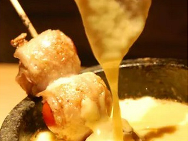 在沒有門簾與招牌的幽深之處，暢享起司火鍋烤雞肉串的美味 