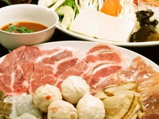 The spicy dipping sauces goes well with the food! Enjoy Thai cuisine "Thai suki"