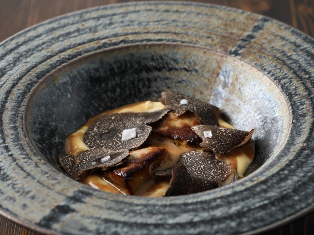 Dining in a quiet building where guests can enjoy amazing orthodox French cuisine that uses plenty of seasonal ingredients