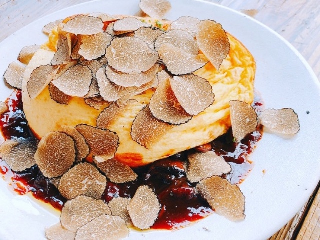 A 3 minute walk from Ebisu Station! A popular bistro with roast chicken and truffle omelets made in the Mont Saint-Michel style