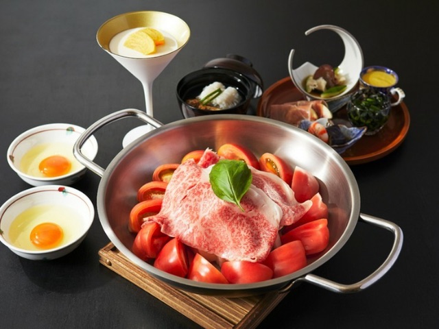 Enjoy Tomato Sukiyaki, which incorporates Japanese techniques with a Western essence, in this Japanese space