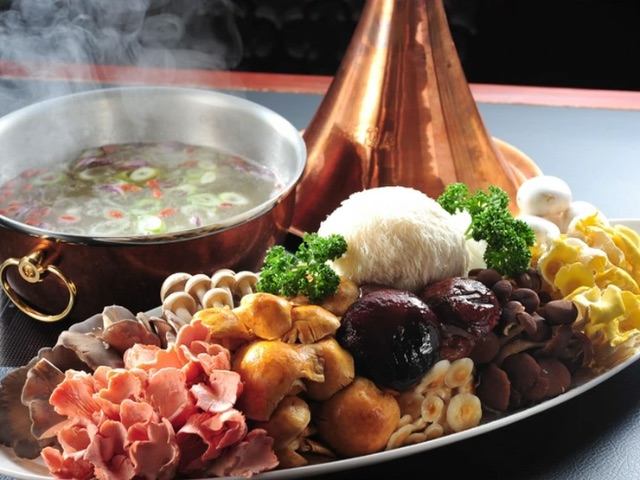 濃縮了多采多姿菌菇鮮味的中國雲南省名菜「雲南菌菇火鍋」 