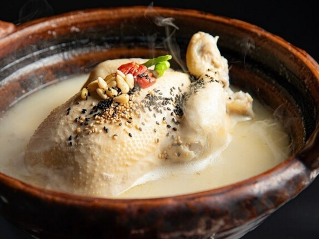 享用全雞的正宗派！韓國「蔘雞湯鍋」 