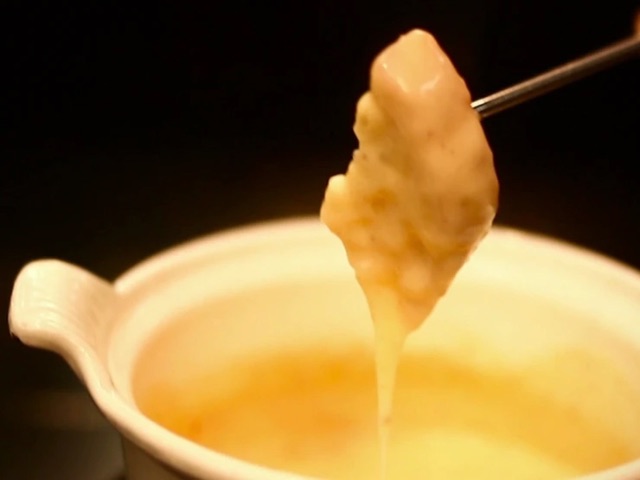 搭配多采多姿的葡萄酒一起享用瑞士名菜「起司鍋」 