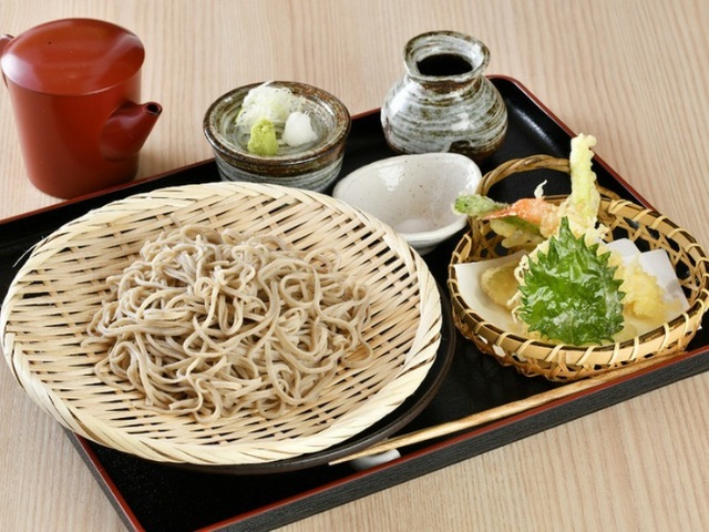 The real charm of this soba, which uses buckwheat flour from Tokachi, is the excellent feel when biting into it and when it goes down the throat